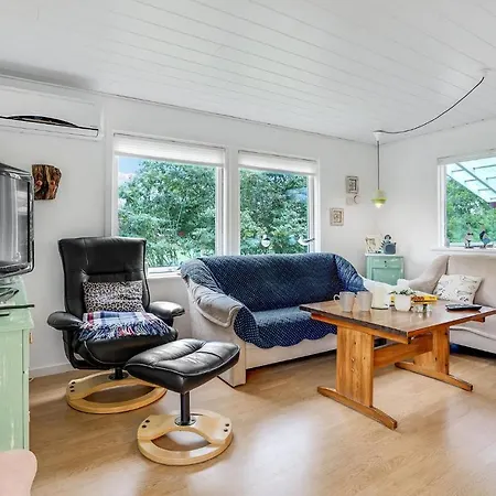 2 Bedroom Beautiful In Hébergement de vacances