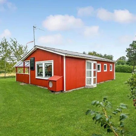 2 Bedroom Lovely In Дом отдыха Себю