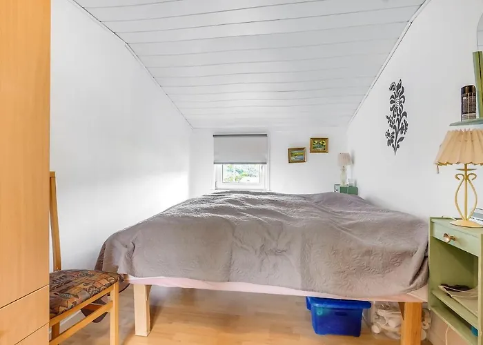 2 Bedroom Lovely In Дом отдыха Себю